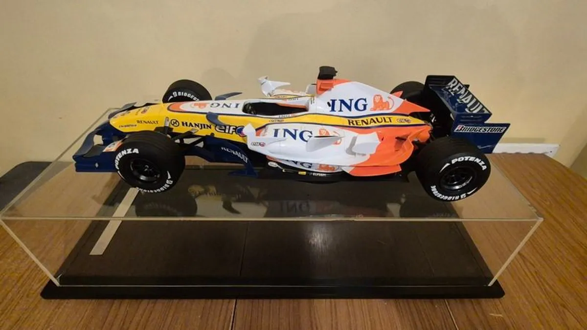 A 1:6 scale (32 inches long Formula 1 car) limited edition model of the 2007 Season ING Renault R27 F1 Team car - Image 3
