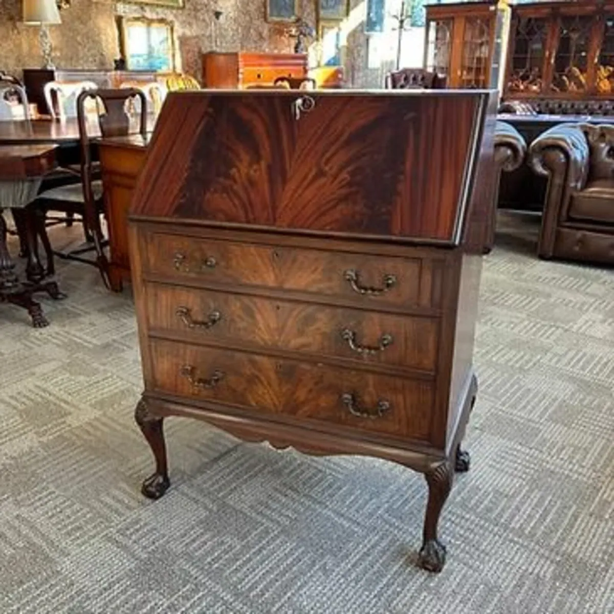 Fabulous mahogany writing bureau. Key included. Sw