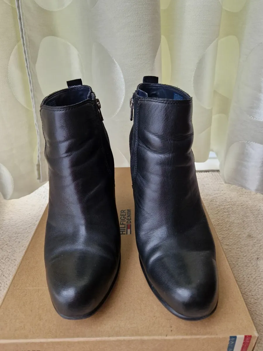 Genuine Tommy Hilfiger Ankle Boots UK7 - Image 2
