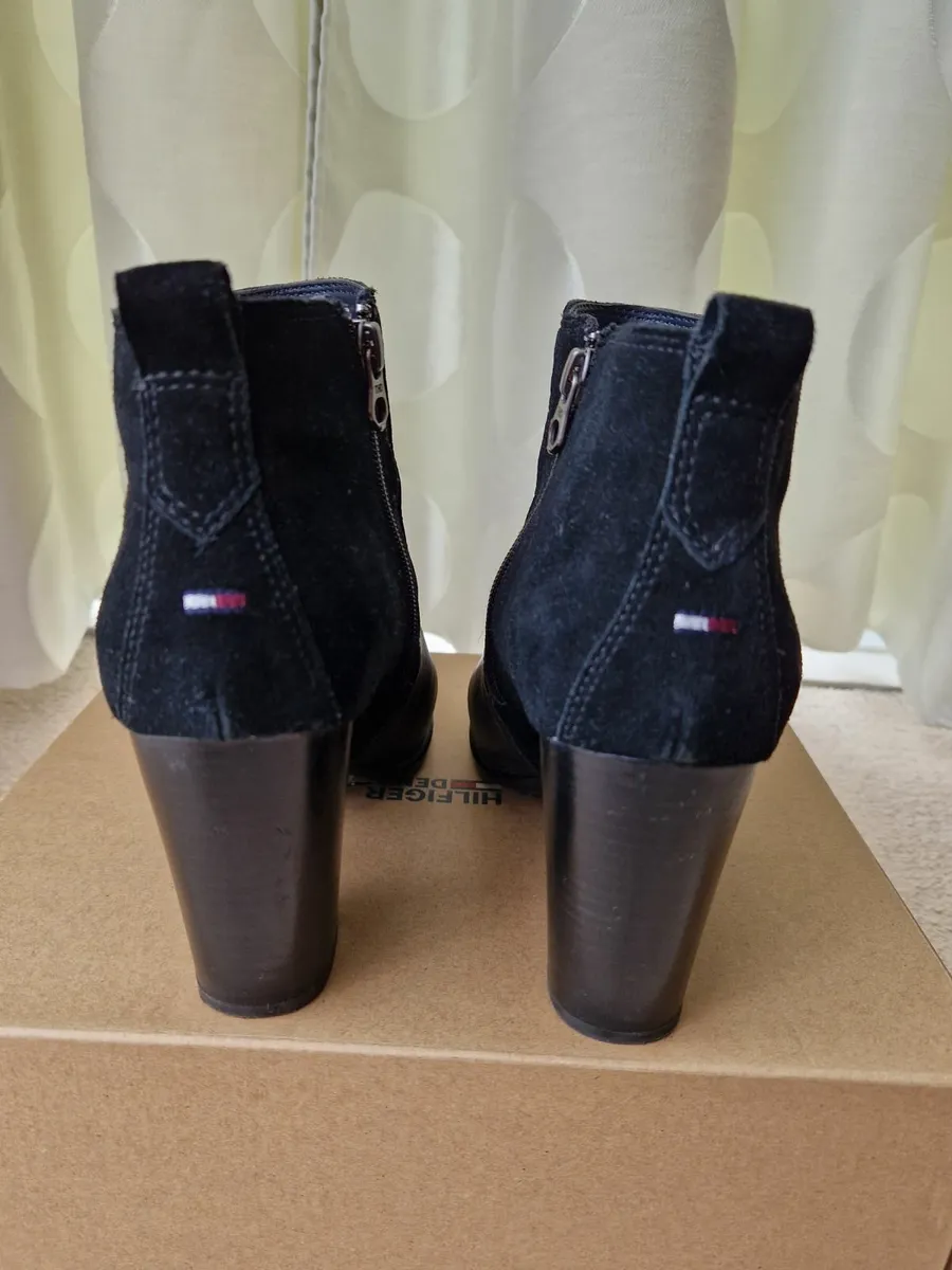 Genuine Tommy Hilfiger Ankle Boots UK7 - Image 3