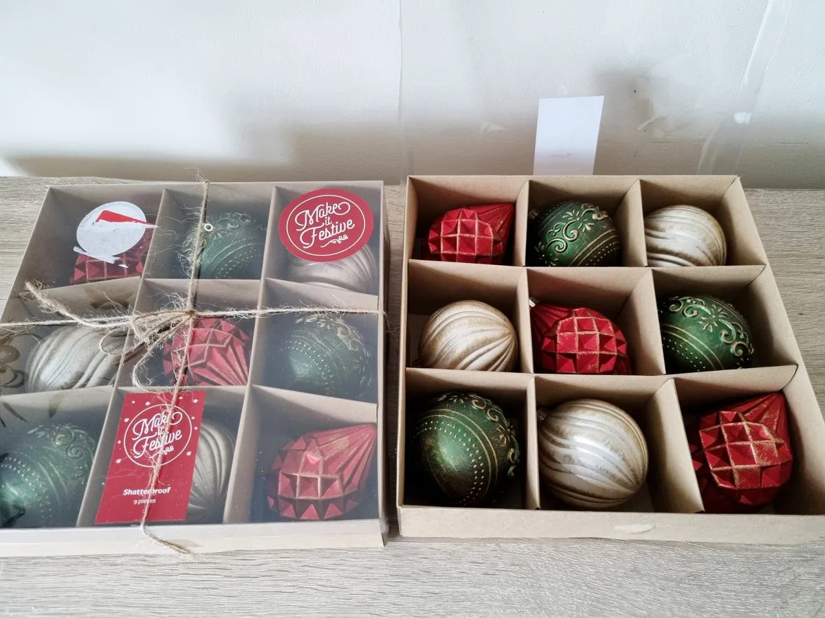 Shatterproof baubles red green gold- set of 18 - Image 1