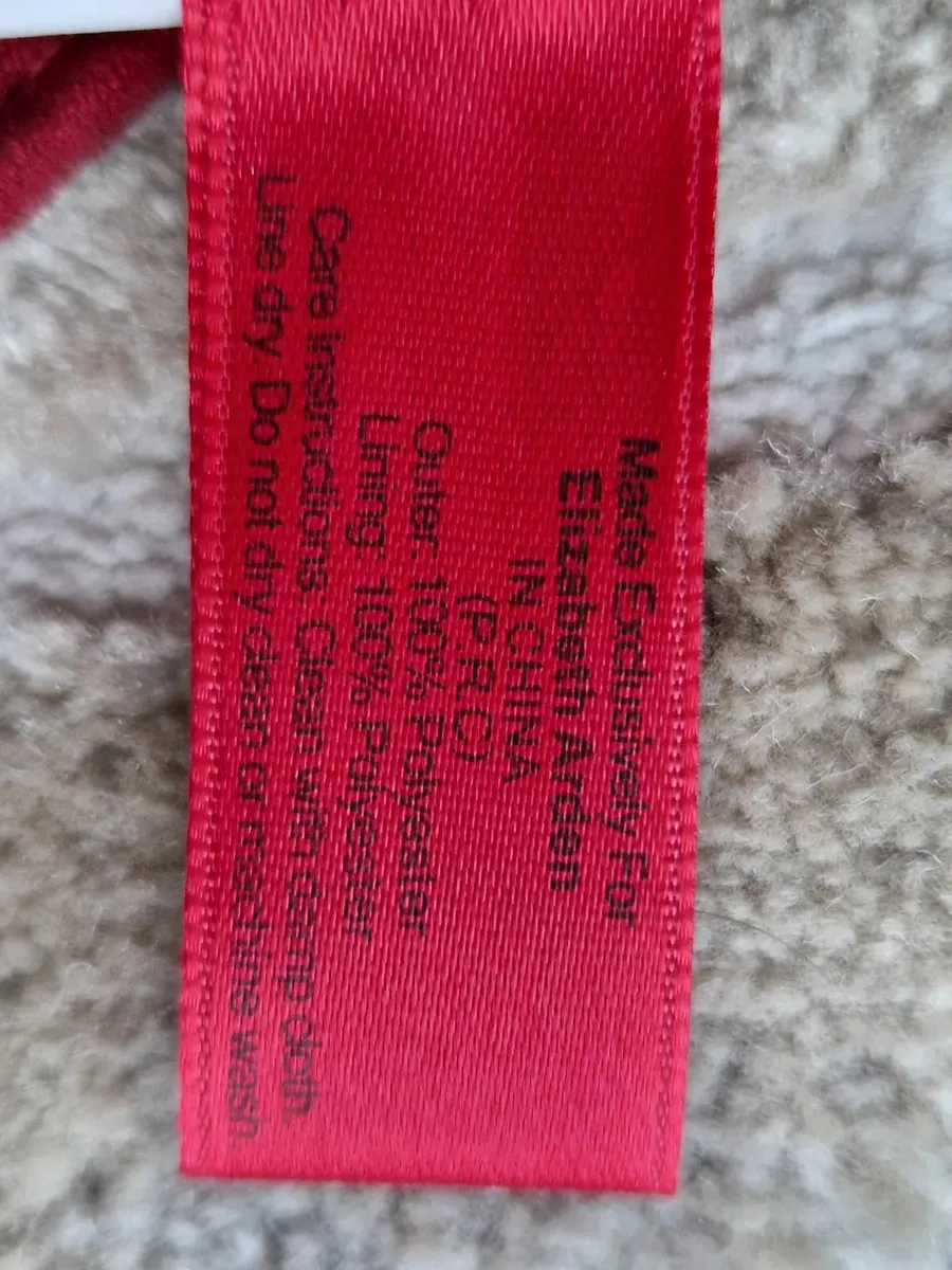 Shiseido and Elizabeth Arden bags - Image 4