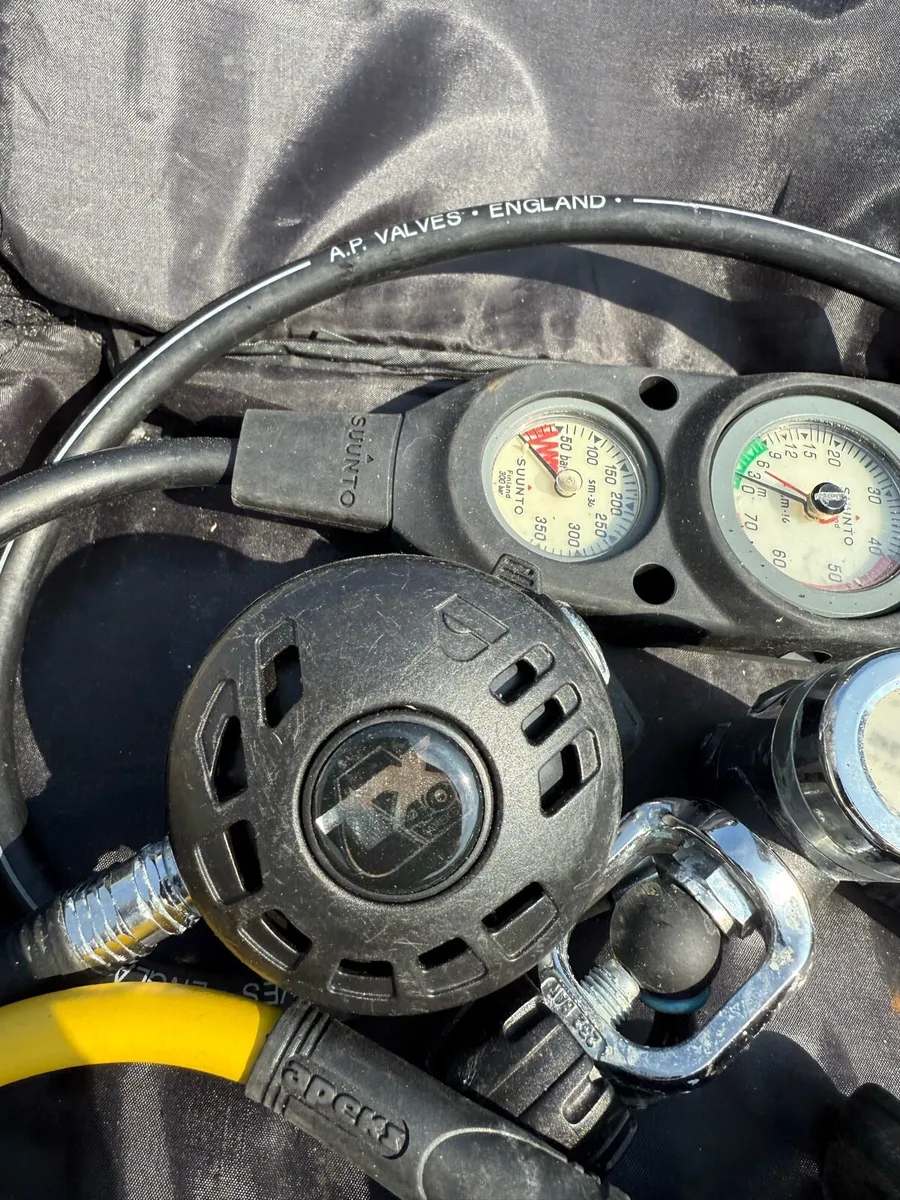 Apeks scuba diving regulator set - Image 2