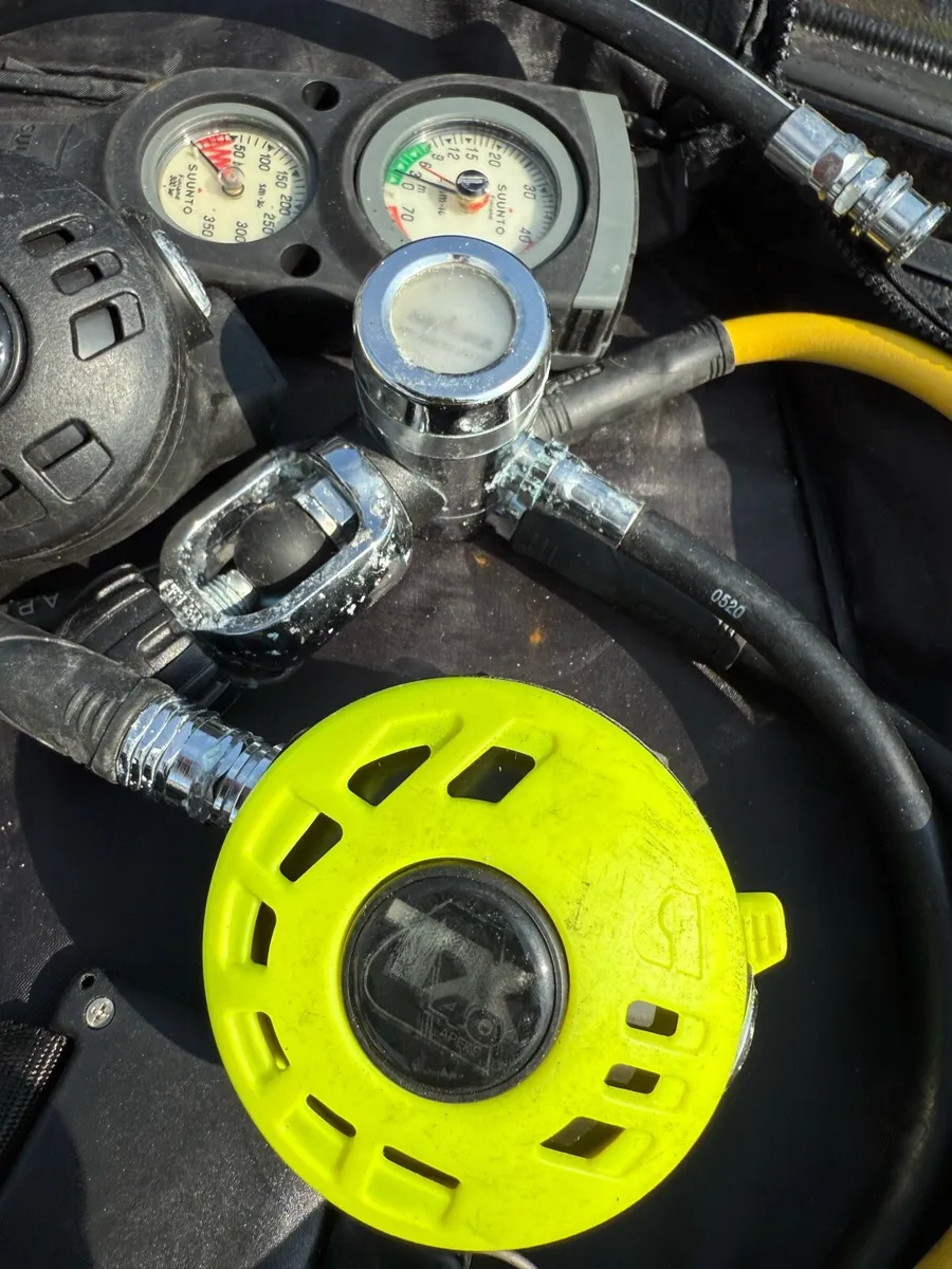 Apeks scuba diving regulator set - Image 3