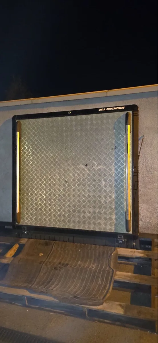 Nissan Navara Mountain Top Chequer Lift-Up Lid - Image 1