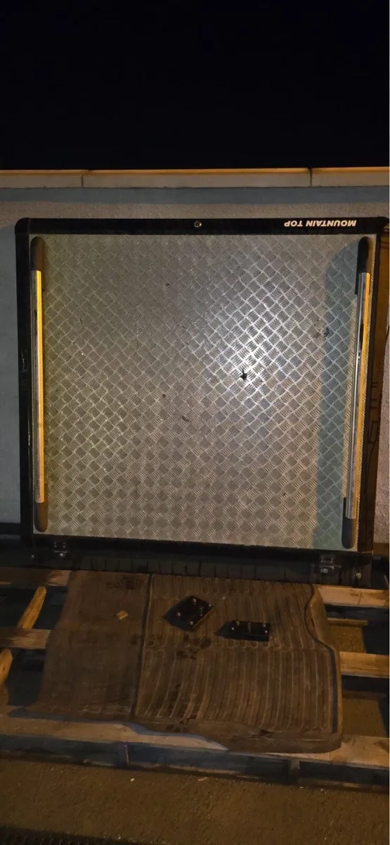 Nissan Navara Mountain Top Chequer Lift-Up Lid - Image 2