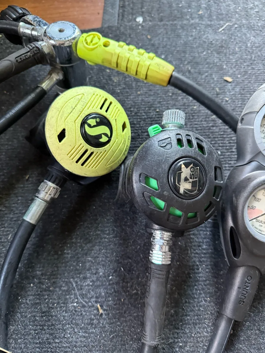 Apeks scuba diving regulator set - Image 2