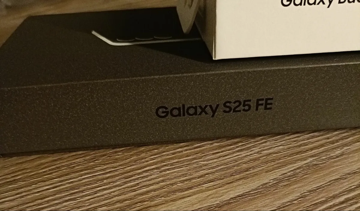 Samsung Galaxy Buds FE , Samsung Galaxy S25FE - Image 2