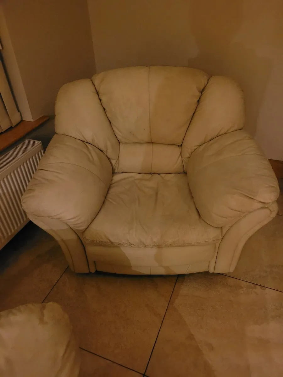 Table + Chairs/3 Piece Leather suite - Image 1