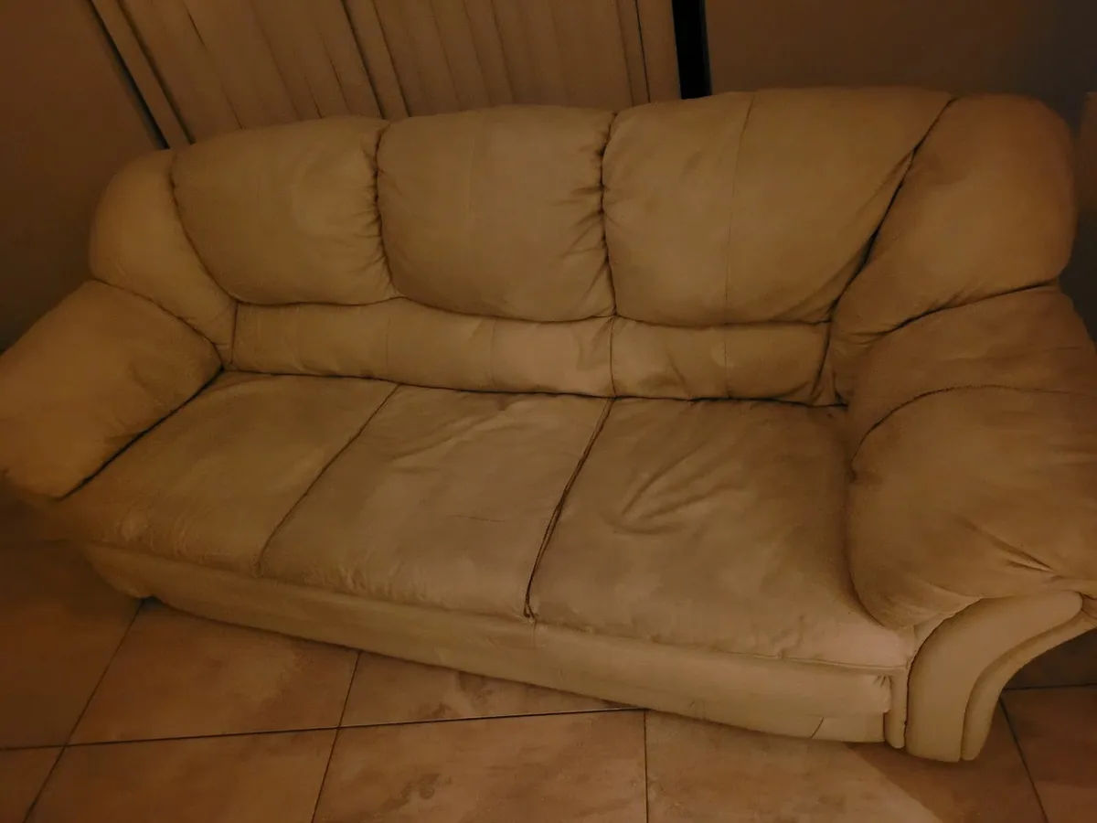 Table + Chairs/3 Piece Leather suite - Image 2