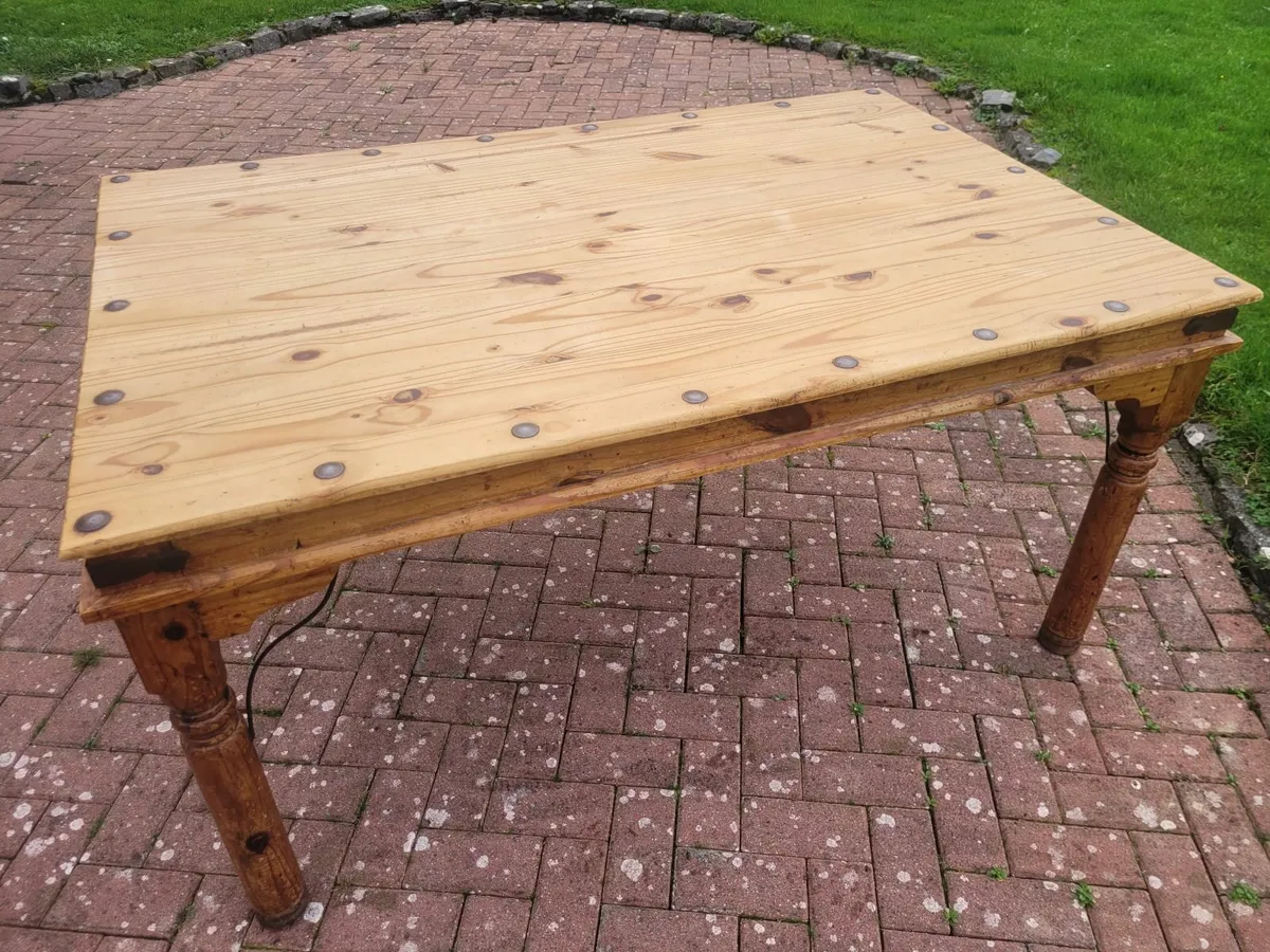 Table + Chairs/3 Piece Leather suite - Image 3