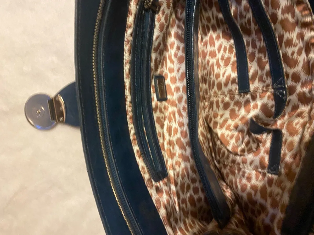 Genuine Guess Handbag - Image 3