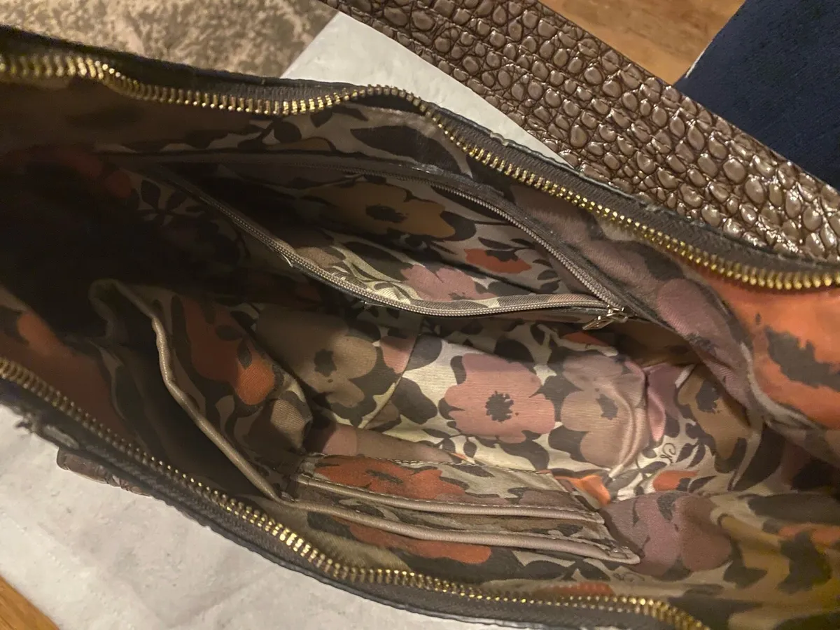 Genuine Guess Handbag and Purse - Image 3