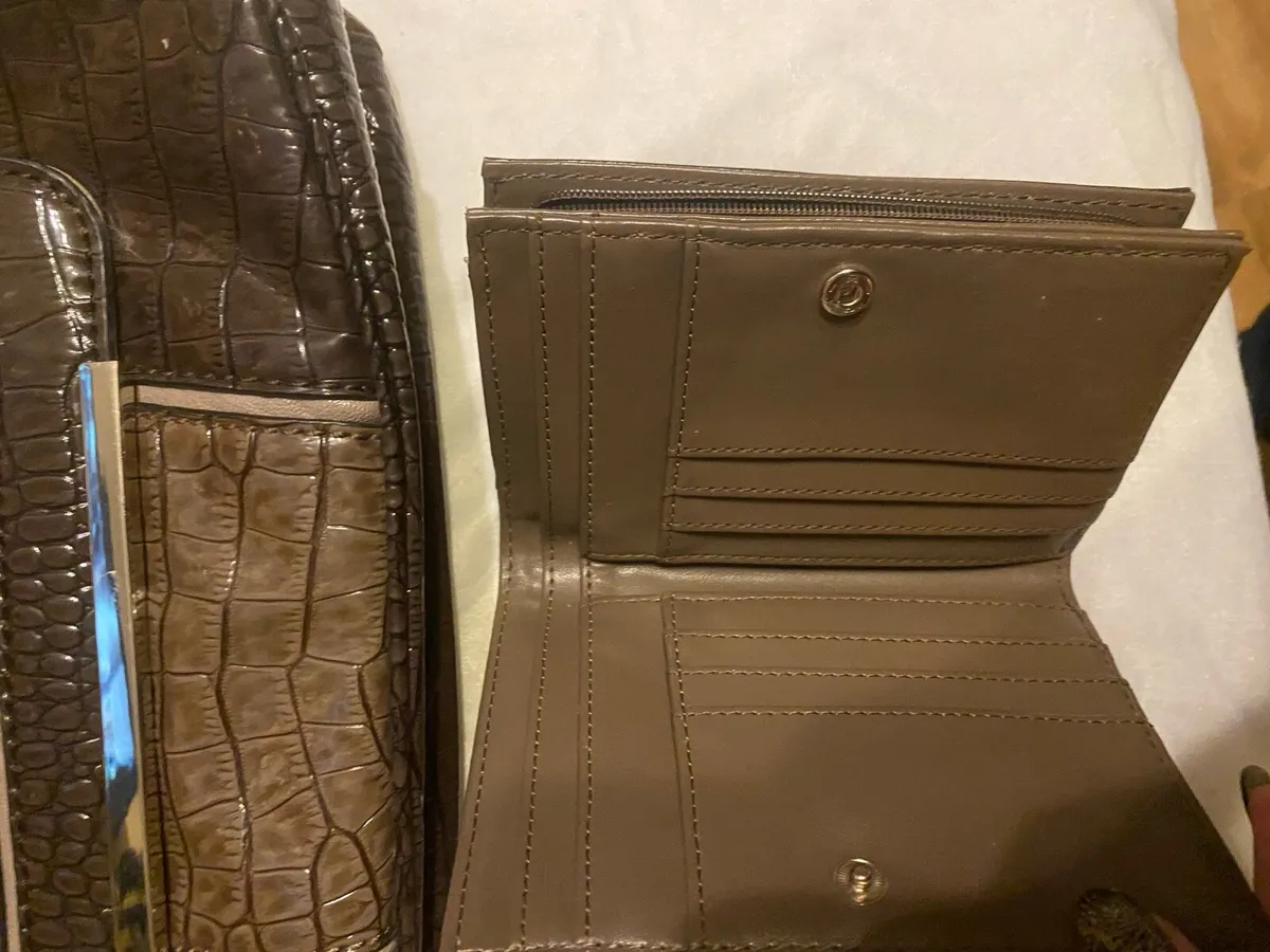 Genuine Guess Handbag and Purse - Image 4