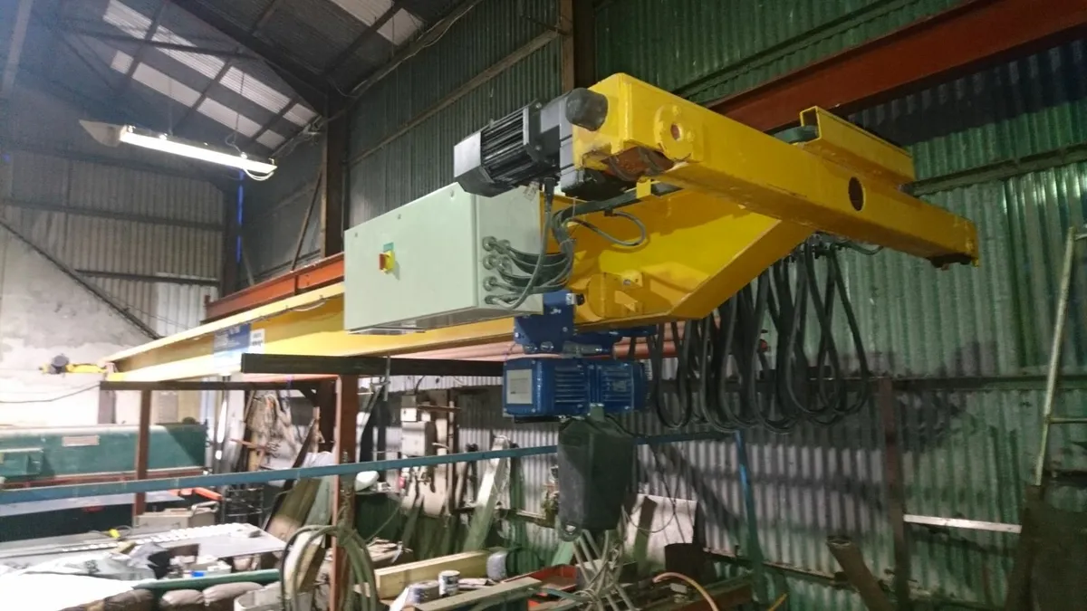 Travel Crane - Image 1