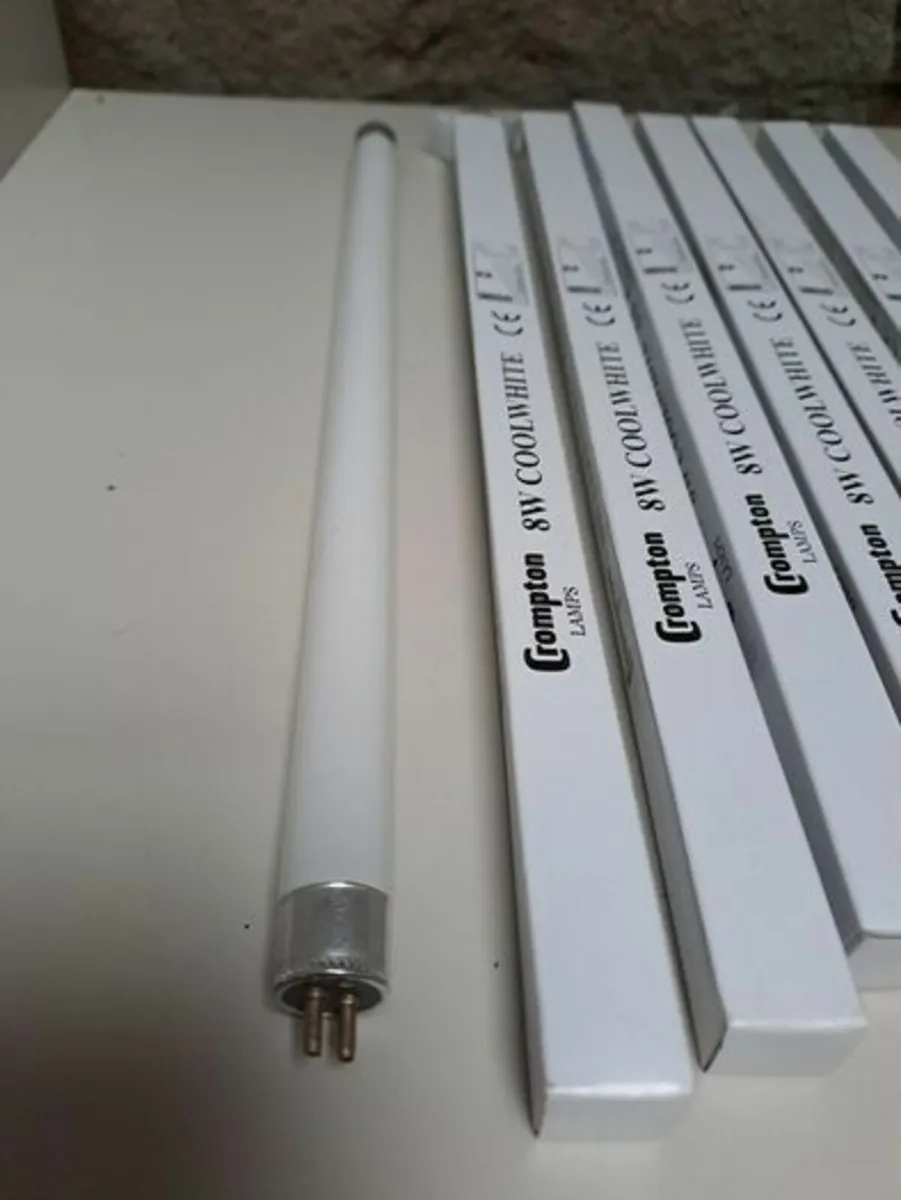 Crompton 8 W cool white tube Bulbs - Image 1