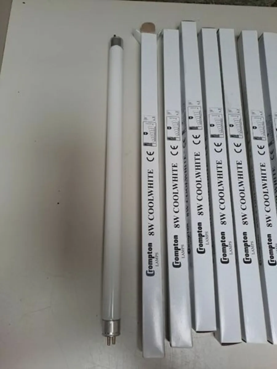 Crompton 8 W cool white tube Bulbs - Image 3