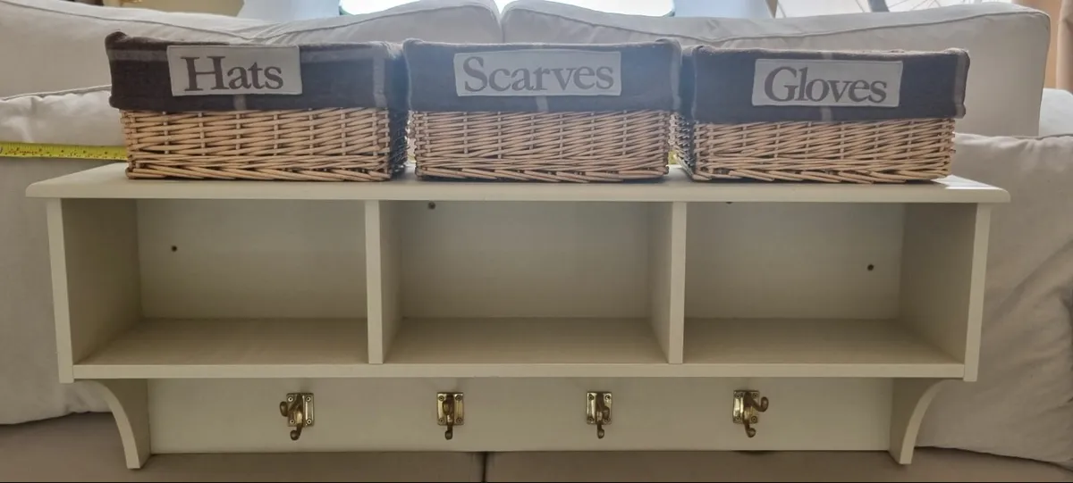 Coat hooks with shelves and baskets - Image 2