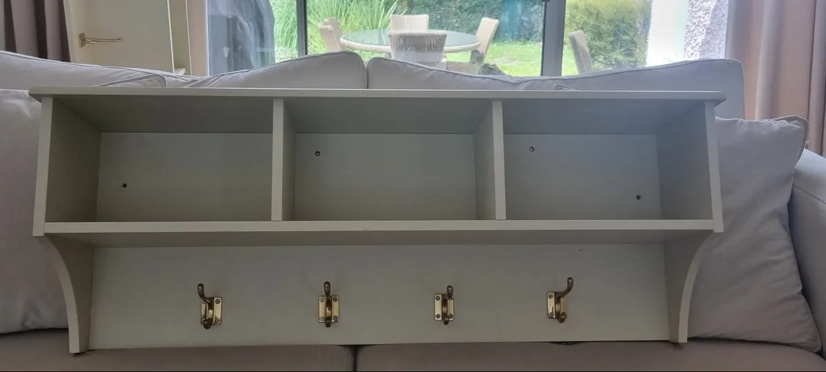 Coat hooks with shelves and baskets - Image 3