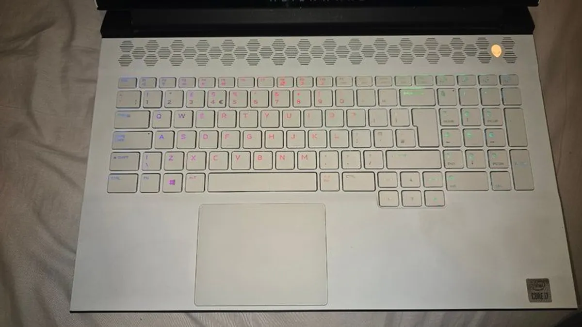 Alienware m17 r4 - Image 2