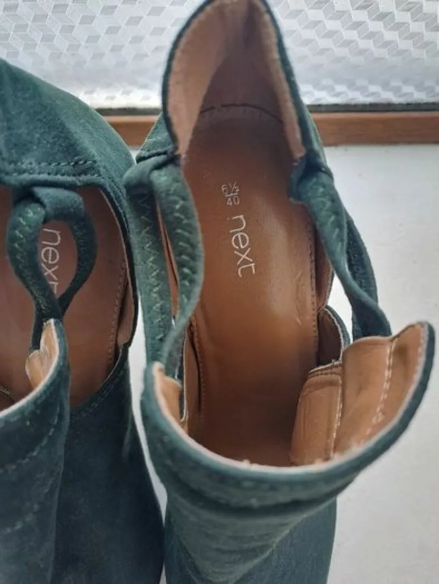Bottle green high heels size 6.5 - Image 4