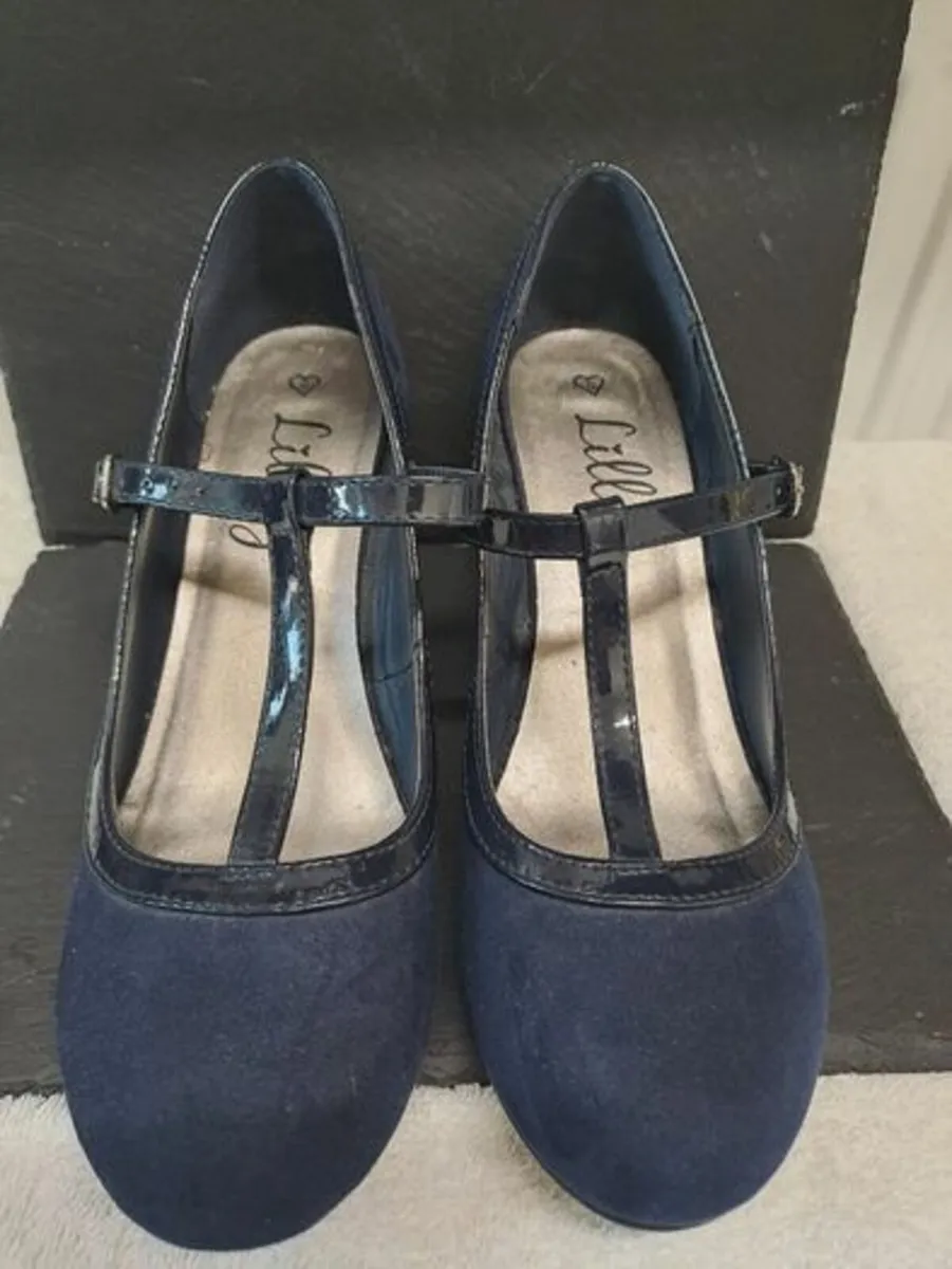 Black and navy suede heels size 8 - Image 2