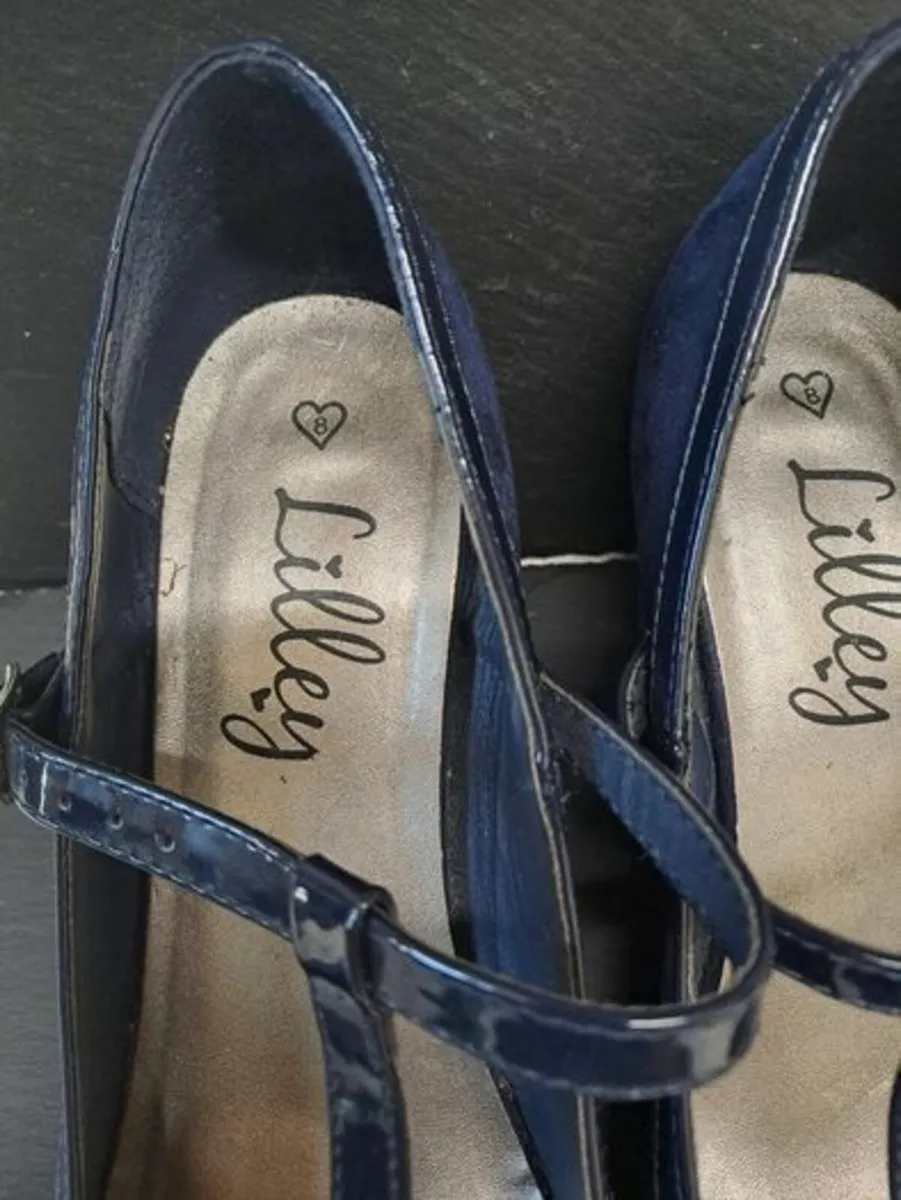 Black and navy suede heels size 8 - Image 3