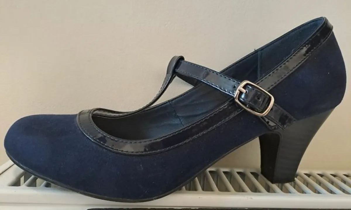 Black and navy suede heels size 8 - Image 4