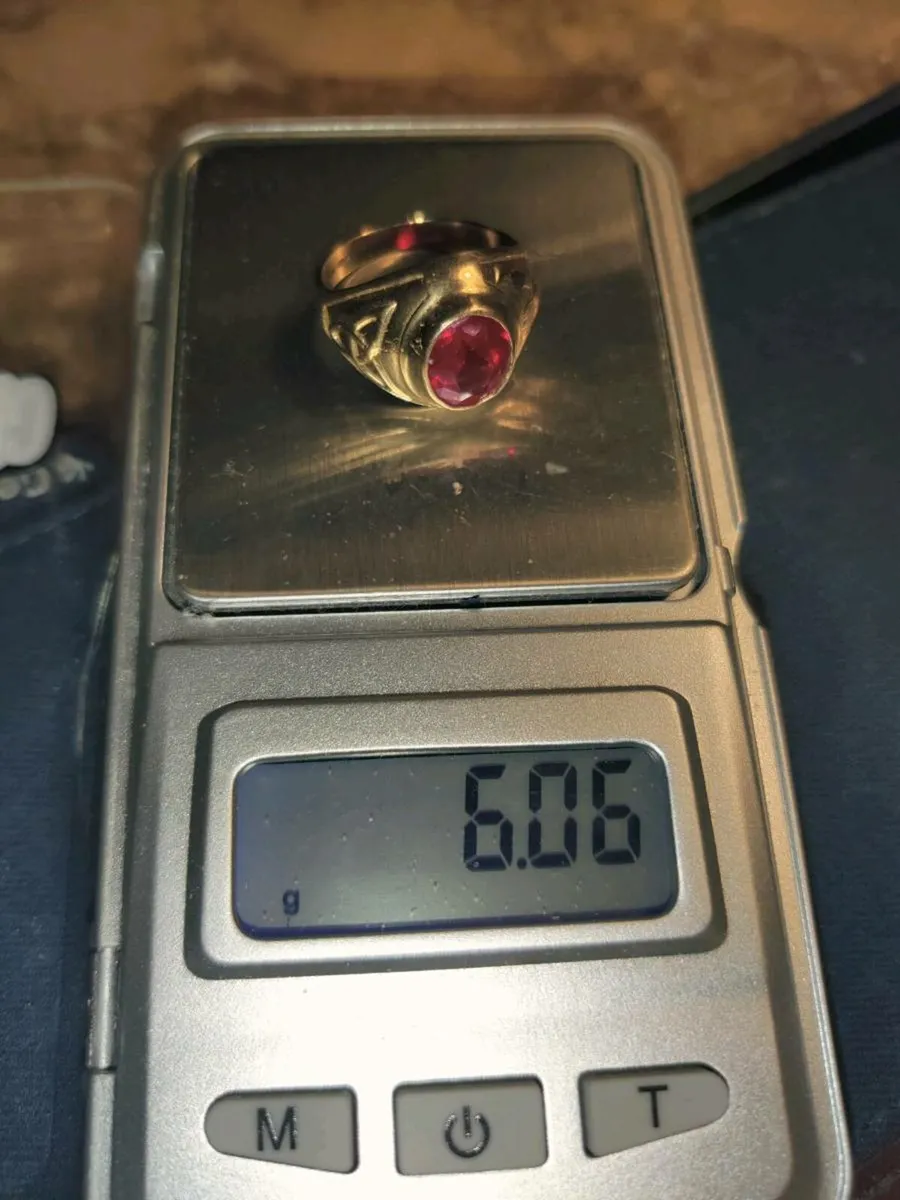 GARNET CELTIC COLLEGE, 9CT Gold HUGE 6.06g Ring ! - Image 2
