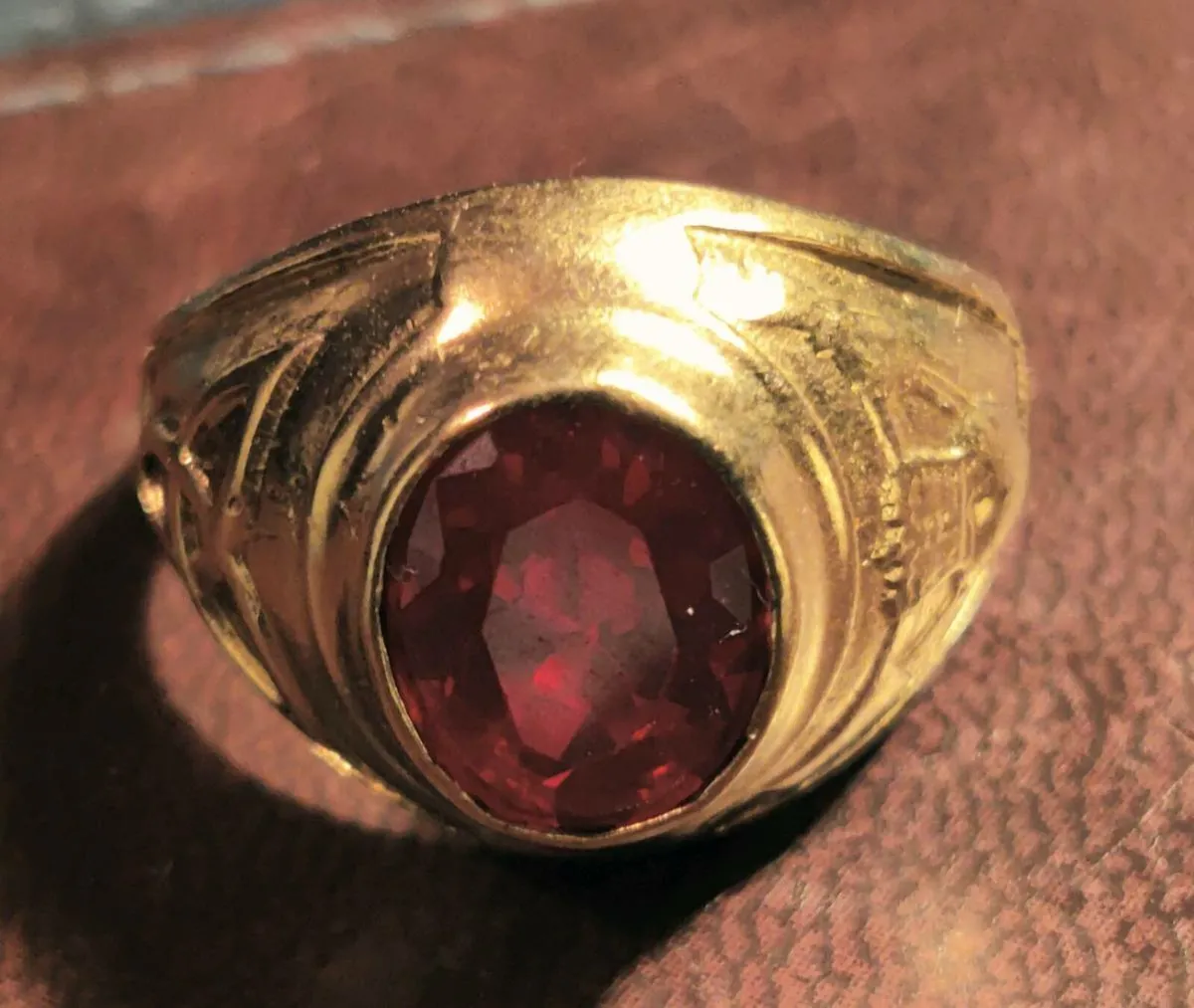 GARNET CELTIC COLLEGE, 9CT Gold HUGE 6.06g Ring ! - Image 1