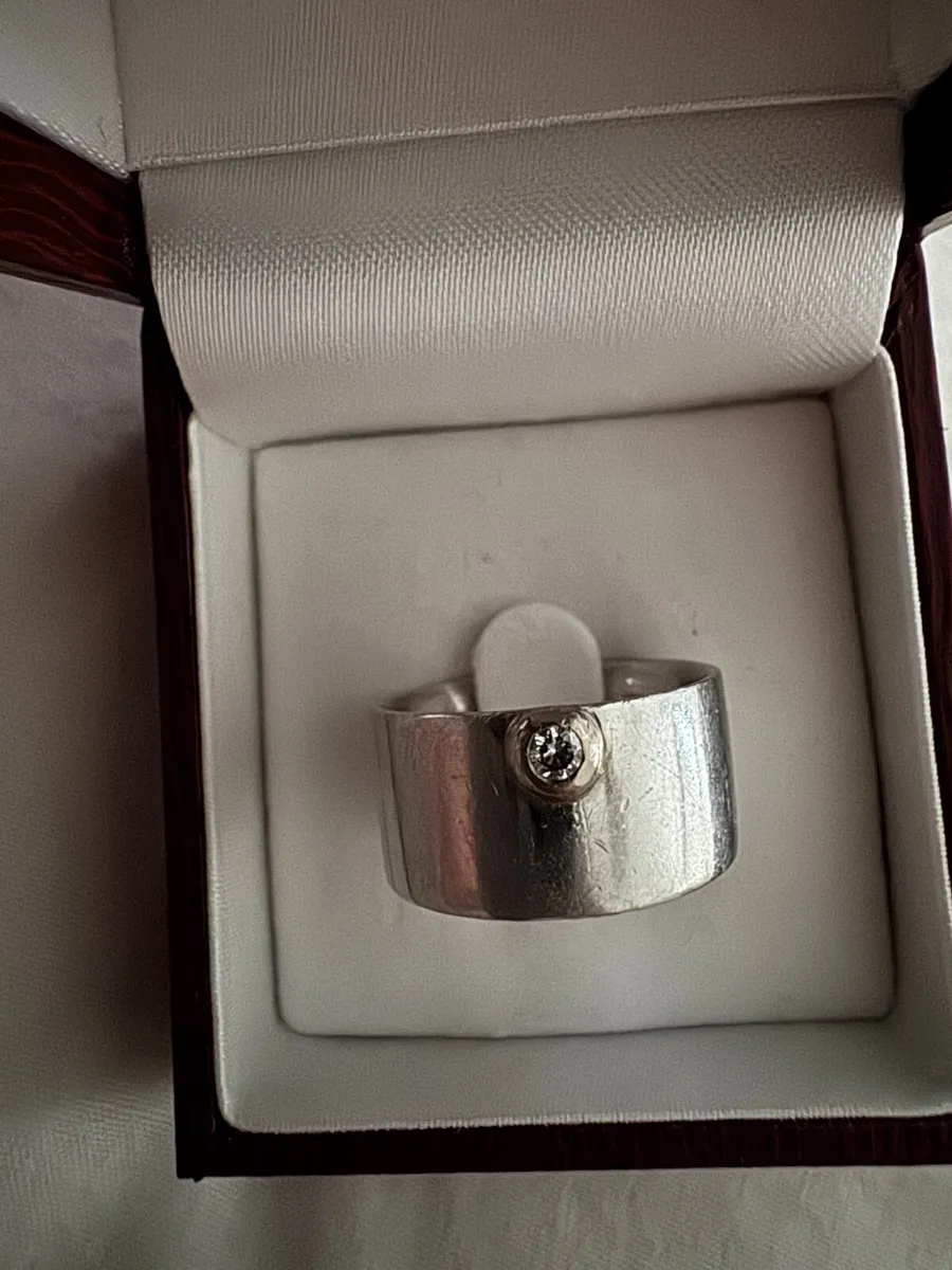 14.5gram solid platinum and diamond ring - Image 1