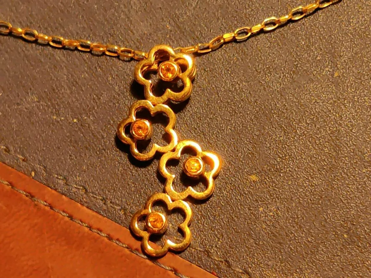 FLOWER POWER, 9CT Thick Gold 5 Gram 18"Necklace ! - Image 1