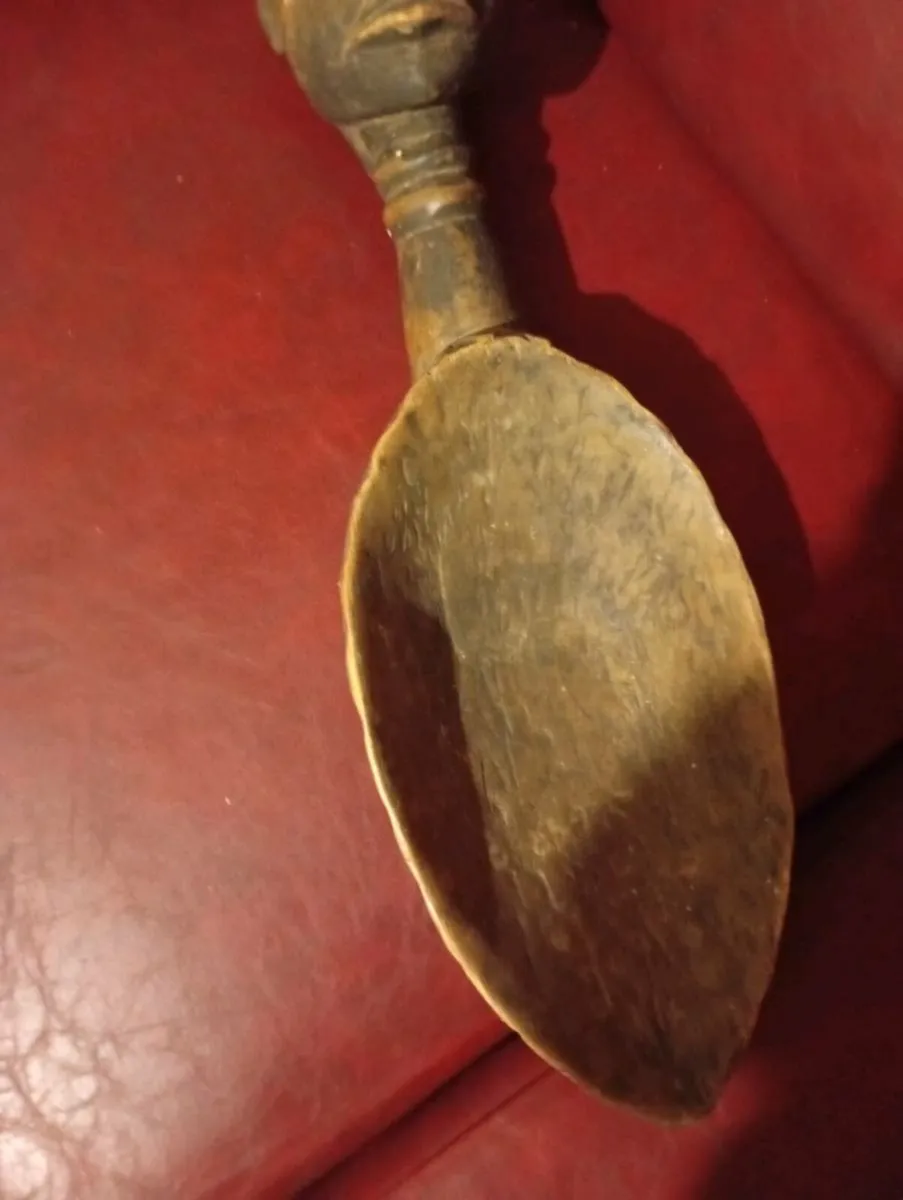 Hand carved African wooden piece. - Image 1