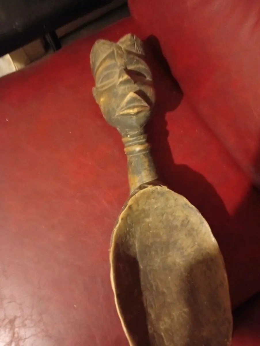 Hand carved African wooden piece. - Image 2