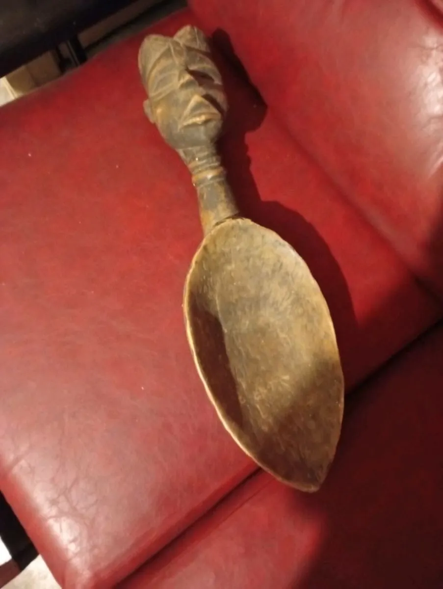 Hand carved African wooden piece. - Image 3