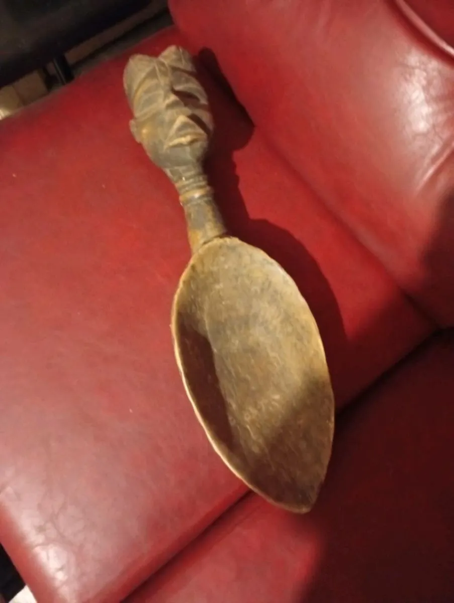 Hand carved African wooden piece. - Image 4