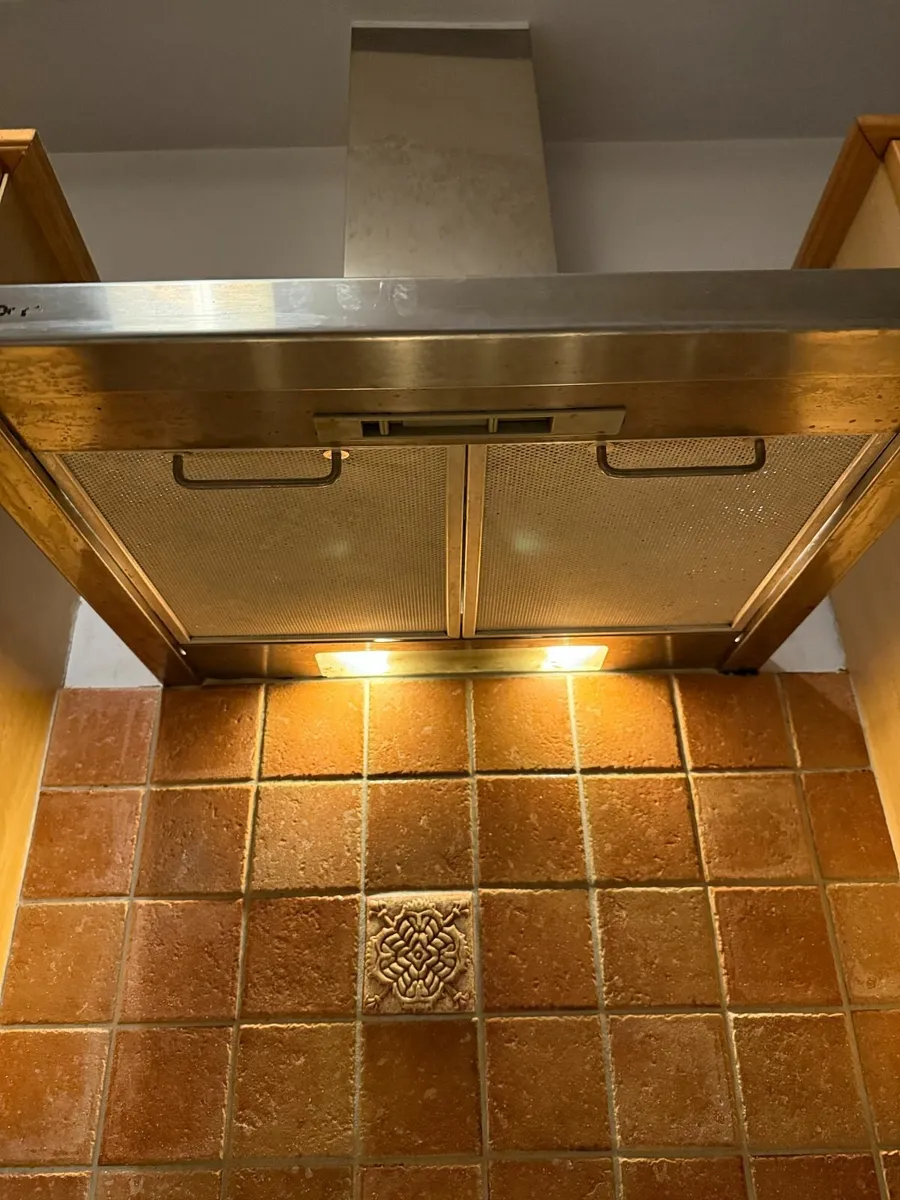 Extractor for hob - Image 1