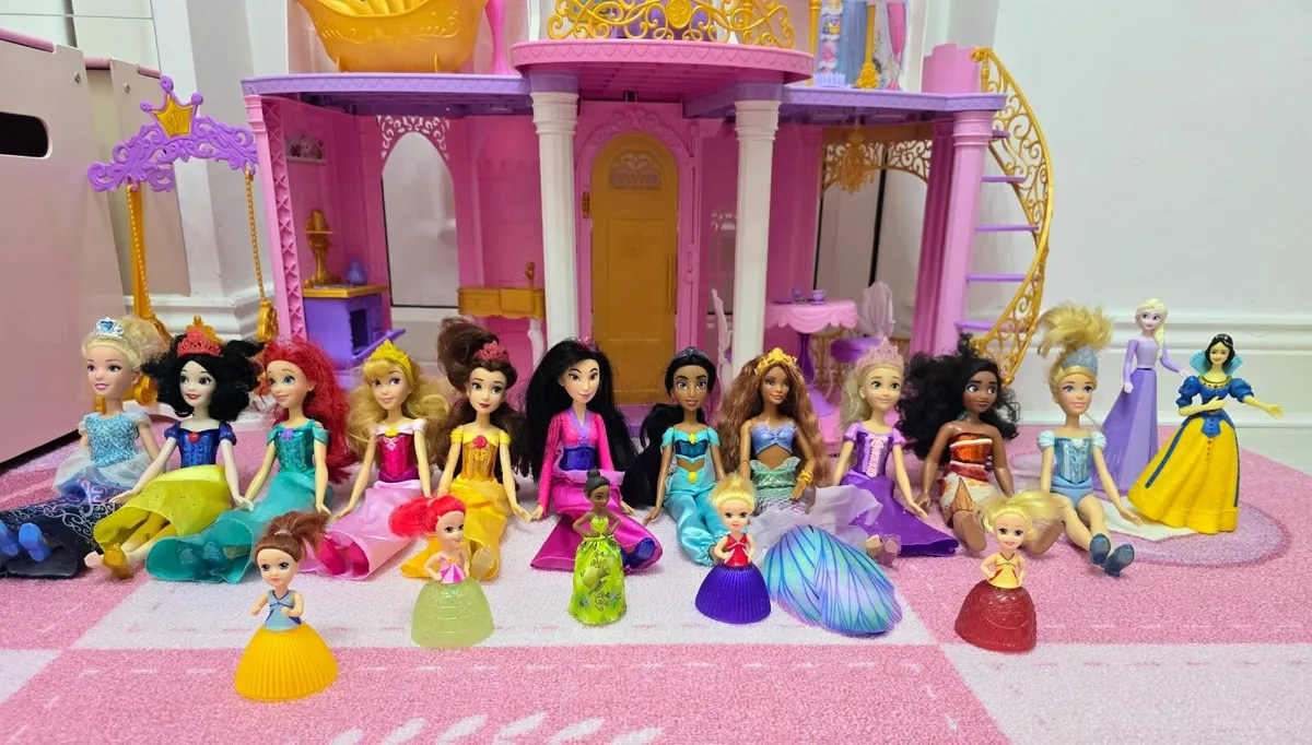 Disney Princess Castle + 18 Disney Princess Dolls - Image 2