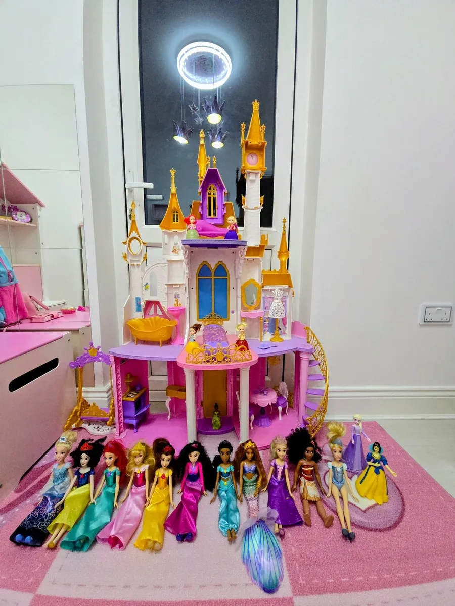 Disney Princess Castle + 18 Disney Princess Dolls - Image 3