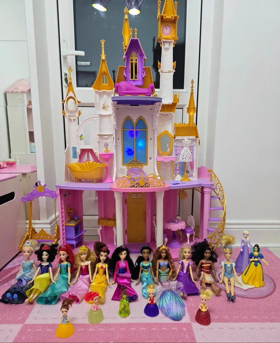Disney Princess Castle + 18 Disney Princess Dolls - Image 4