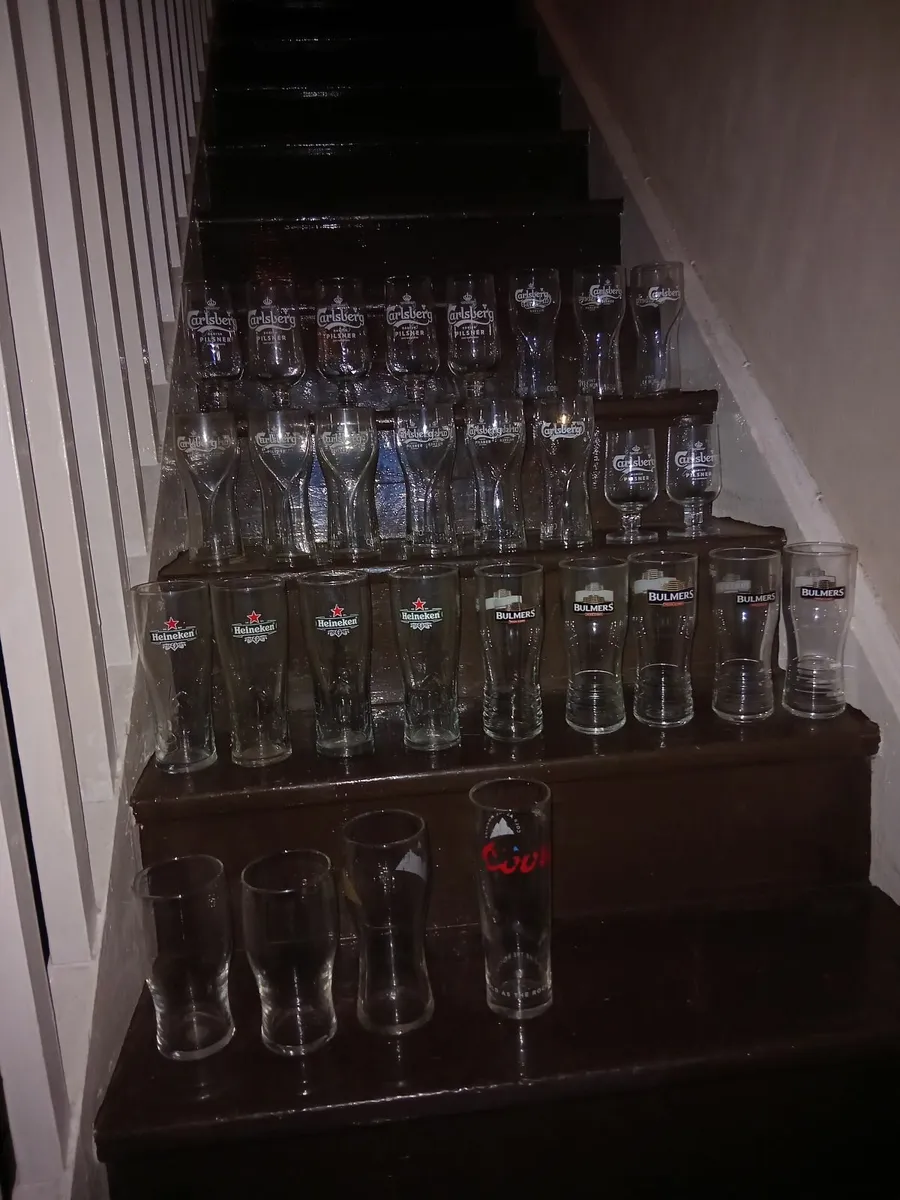 27 PINT GLASSES & 2 CARLSBERG HALF PINT GLASSES - Image 1