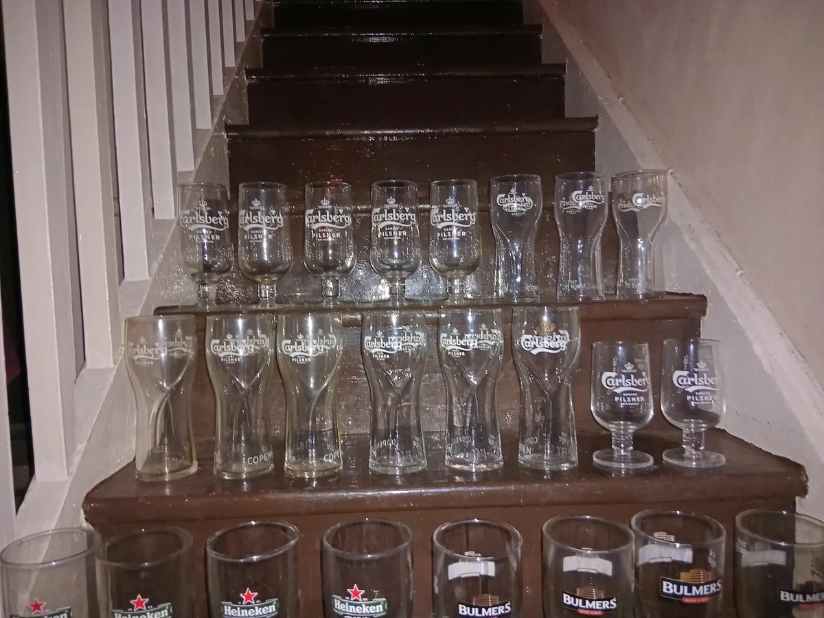 27 PINT GLASSES & 2 CARLSBERG HALF PINT GLASSES - Image 2
