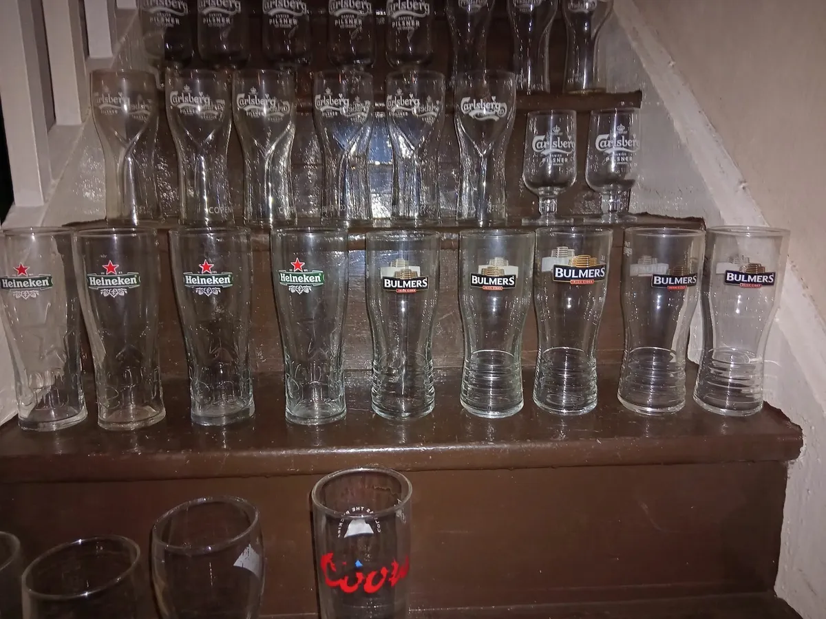 27 PINT GLASSES & 2 CARLSBERG HALF PINT GLASSES - Image 3