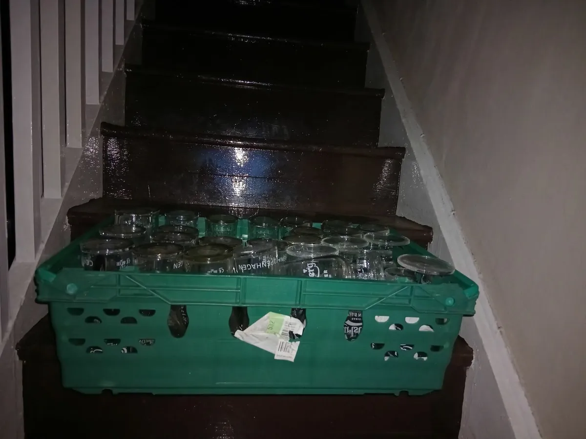 27 PINT GLASSES & 2 CARLSBERG HALF PINT GLASSES - Image 4