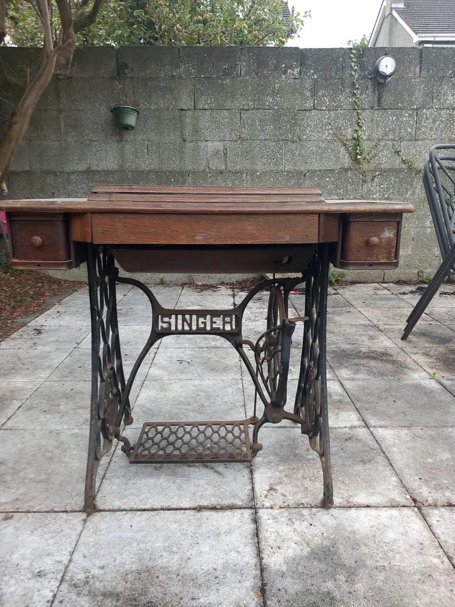 Vintage Singer Sewing Machine - Image 1