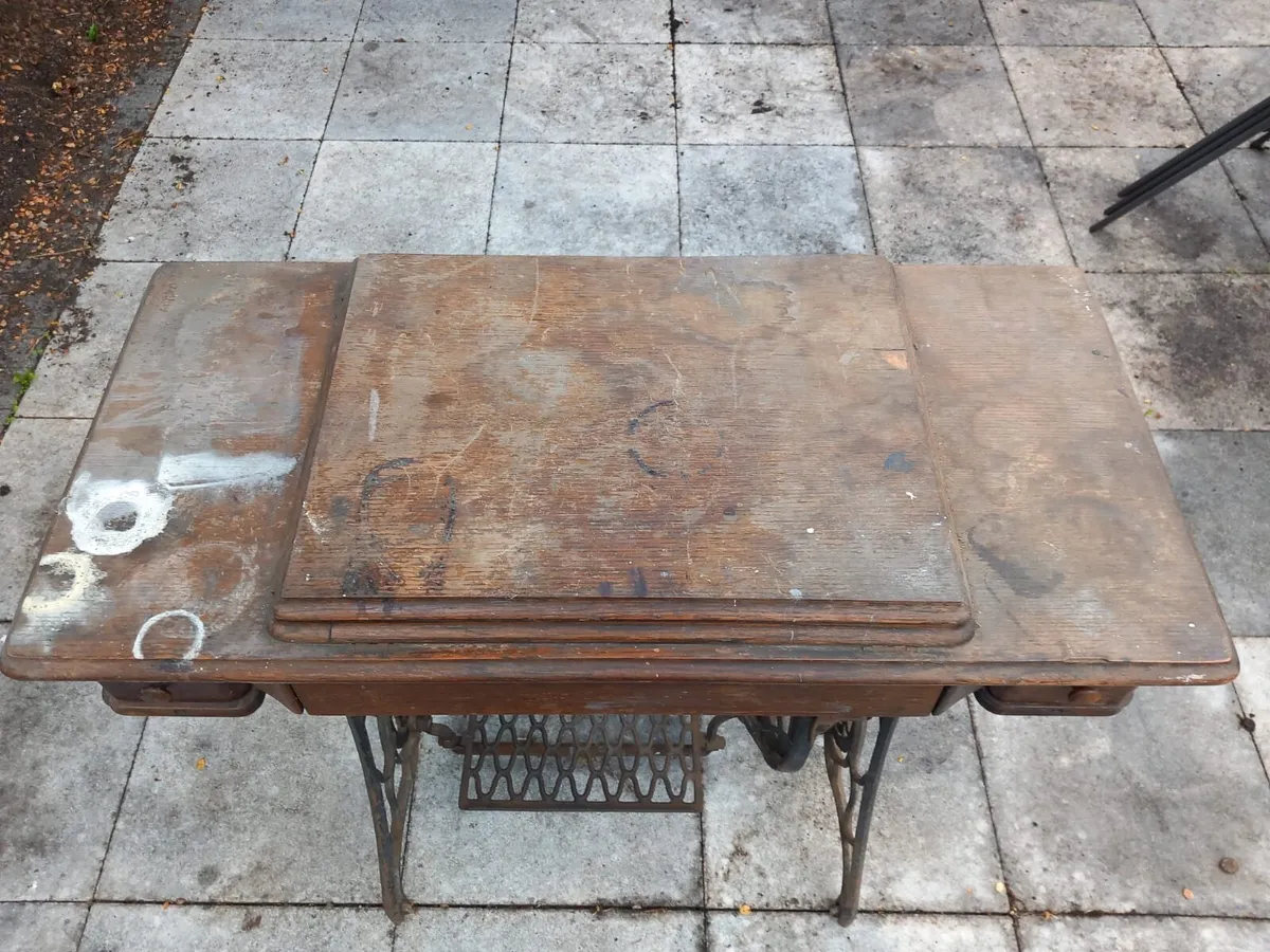 Vintage Singer Sewing Machine - Image 2