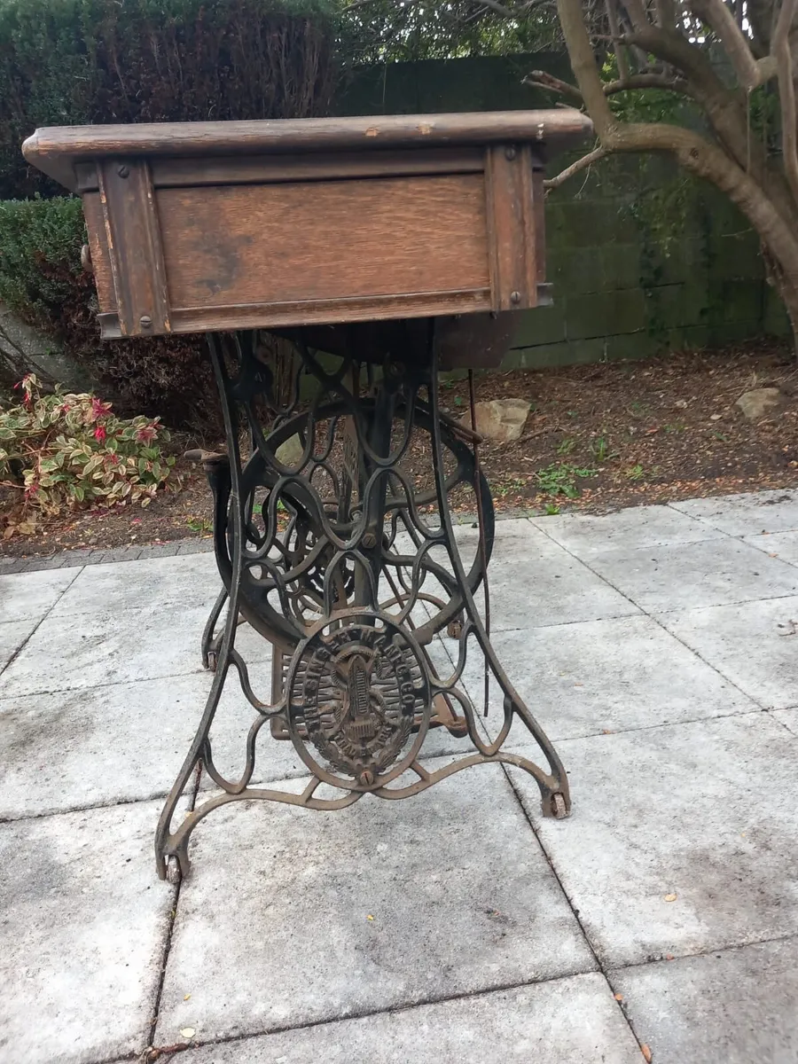 Vintage Singer Sewing Machine - Image 3