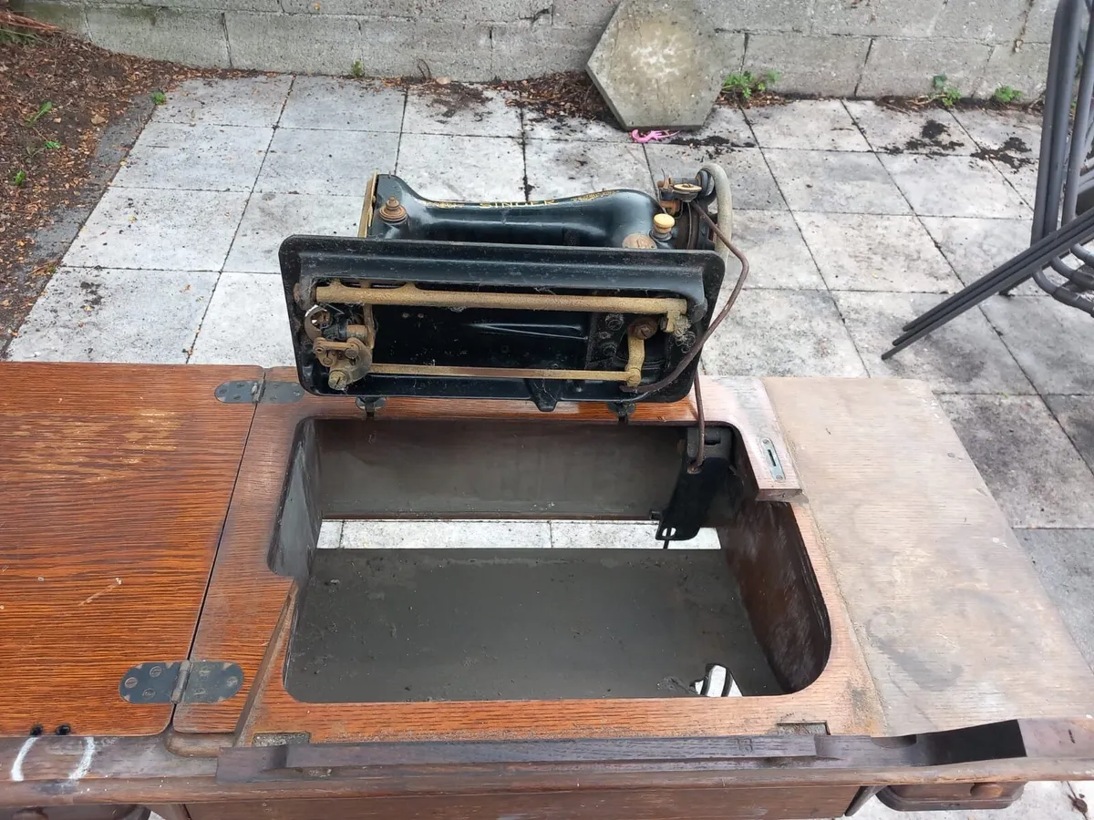 Vintage Singer Sewing Machine - Image 4