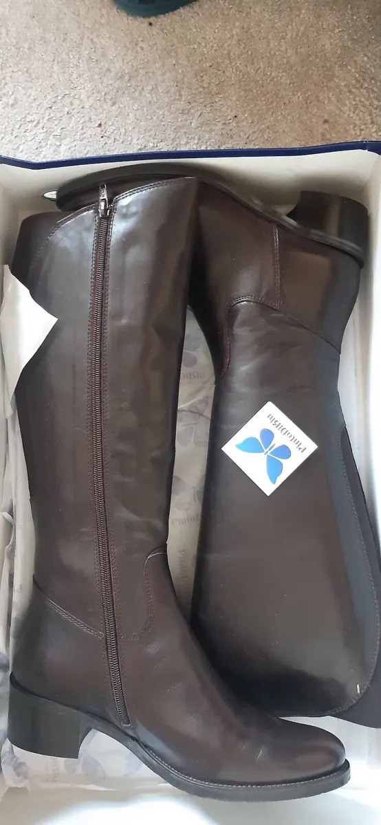 Ladies knee high leather boots new in box - Image 1