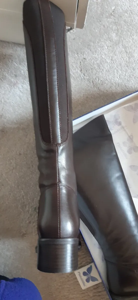 Ladies knee high leather boots new in box - Image 3